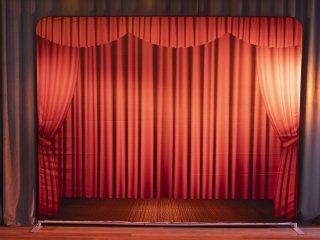 KAZALIŠTE - CRVEN TEPIH